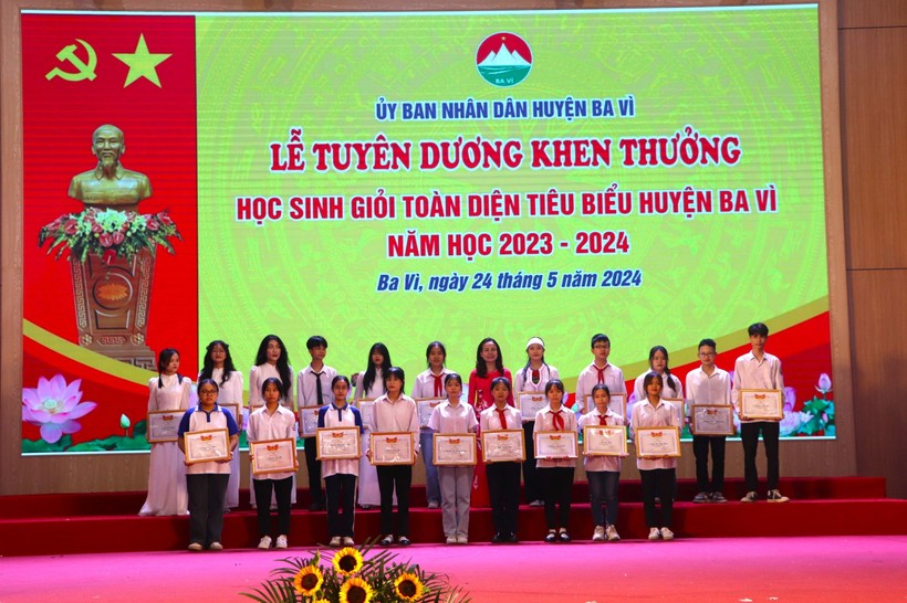 Phó Giám đốc Sở GD&ĐT Hà Nội Vương Hương Giang dự và trao thưởng cho các em học sinh tiêu biểu huyện Ba Vì.