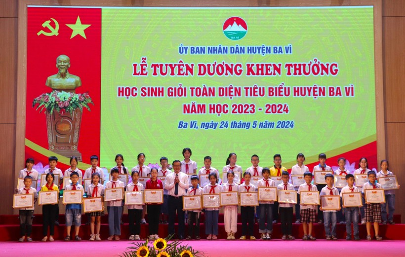 Chủ tịch UBND huyện Ba Vì Đỗ Mạnh Hưng trao thưởng cho các em học sinh xuất sắc.