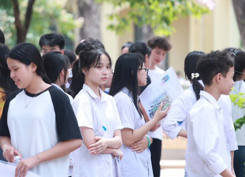Các thí sinh dự thi tại điểm thi Trường THPT Hoài Đức B, huyện Hoài Đức chiều 8/6.
