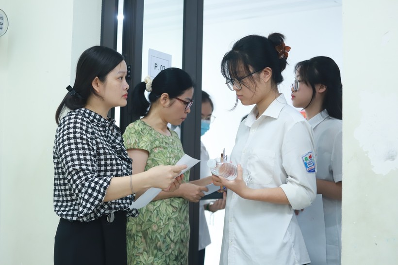 Thí sinh được giám thị gọi vào phòng thi tại điểm thi Trường THCS Thạch Bàn, quận Long Biên.