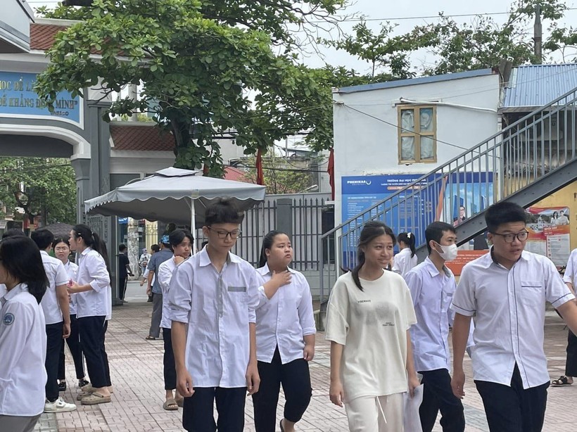 Các thí sinh đến dự thi tại điểm thi Trường THPT Nguyễn Khuyến - TP Nam Định.