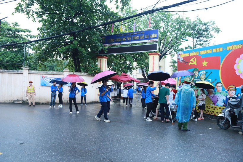 Các lực lượng gồm Cảnh sát giao thông, Công an xã Tả Thanh Oai cùng đoàn viên thanh niên tập trung ở cổng trường thi từ sớm để làm nhiệm vụ phân luồng giao thông, hỗ trợ thí sinh.