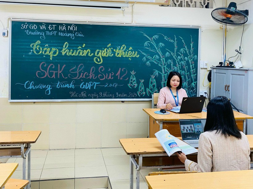 Giáo viên Trường THPT Hoàng Cầu tham gia tập huấn online giới thiệu SGK Lịch sử lớp 12.