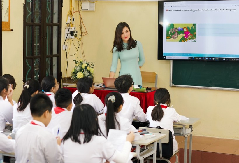 Giáo viên Trường THCS Trần Đăng Ninh, TP Nam Định (tỉnh Nam Định) tích cực áp dụng phương pháp giảng dạy mới tới học sinh. 