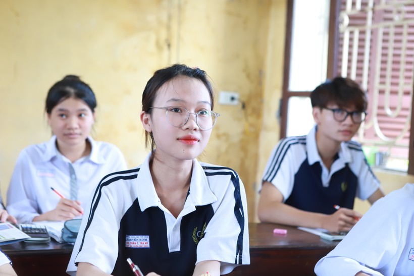 Học sinh Trường THPT Nguyễn Bính ôn thi lớp 12. Ảnh: Đình Tuệ.