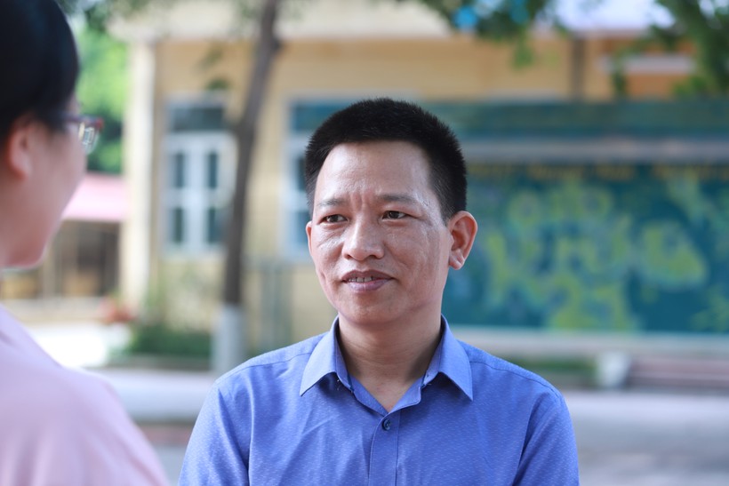 Thầy Trần Mạnh Chiến - Hiệu trưởng Trường THPT Nguyễn Bính. Ảnh: Đình Tuệ.