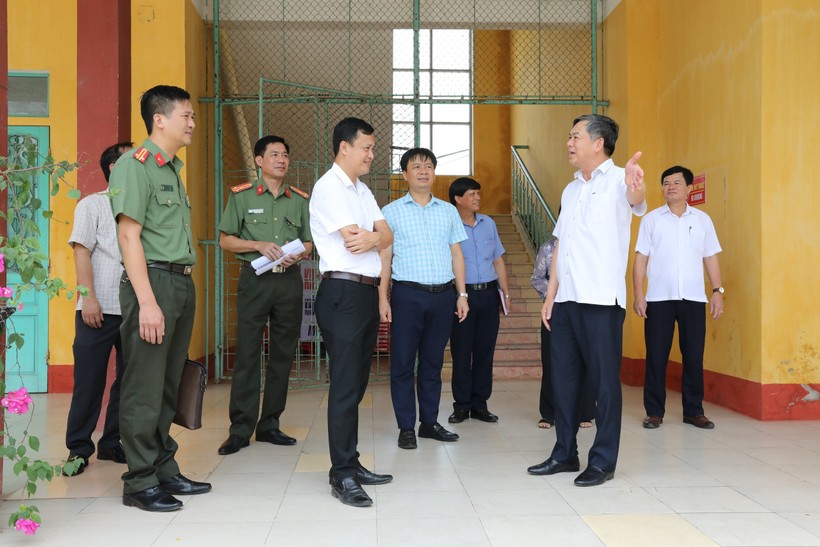 Đoàn công tác Ban chỉ đạo thi của tỉnh Nam Định kiểm tra công tác chuẩn bị tại điểm thi Trường THPT Trực Ninh B, huyện Trực Ninh.