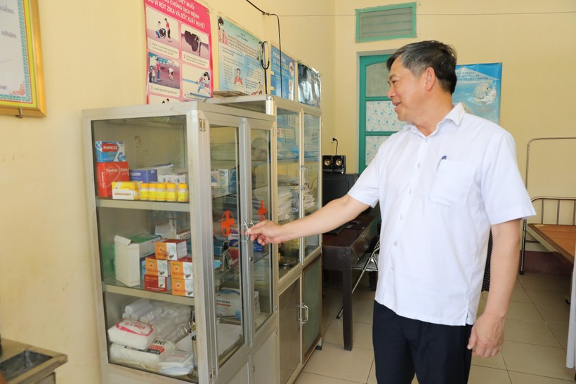 Phó Chủ tịch UBND tỉnh Nam Định kiểm tra Phòng y tế tại Trường THPT Trực Ninh B, huyện Trực Ninh.
