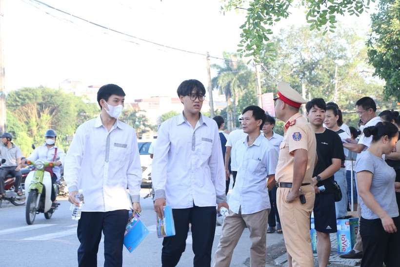 Thí sinh tham dự kỳ thi tốt nghiệp THPT năm 2023 tại điểm thi Trường THPT Trần Văn Lan, huyện Mỹ Lộc.