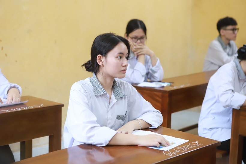 Thí sinh tỏ ra hồi hộp trước giờ thi Ngữ văn tại điểm thi Trường THPT Nam Trực, Nam Định. Ảnh: Đình Tuệ.