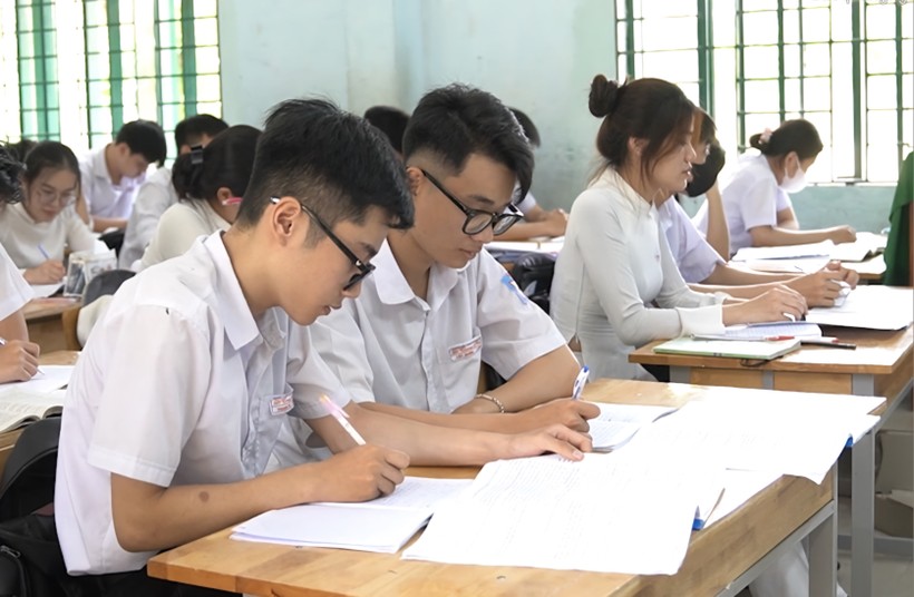 Học sinh lớp 12 tại Quảng Ngãi tăng tốc ôn tập kiến thức.