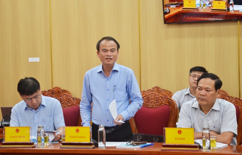Ông Nguyễn Ngọc Thái - Giám đốc Sở GD&ĐT tỉnh Quảng Ngãi thông tin tại cuộc họp.
