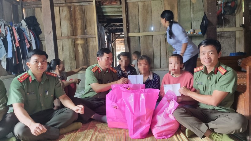 Công an huyện Trà Bồng thăm hỏi L. Và N. (Ảnh Đông Nguyễn)