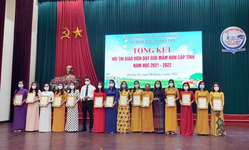 Bà Lê Thị Hương - Giám đốc Sở GD&ĐT Quảng Trị cùng ông Võ Văn Minh - Phó Giám đốc Sở GD&ĐT Quảng Trị trao giấy chứng nhận giáo viên dạy giỏi mầm non cấp tỉnh cho các giáo viên.