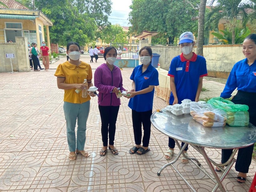 Hàng trăm suất ăn sáng miễn phí được cấp phát tận tay cho các sĩ tử tại Điểm thi Trường THPT Đakrông.