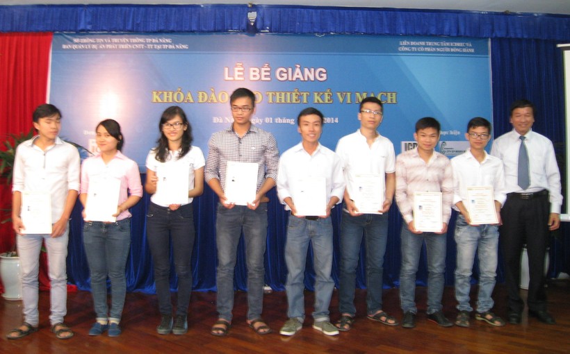 Trao giấy chứng nhận tốt nghiệp cho các học viên tham gia khóa học.