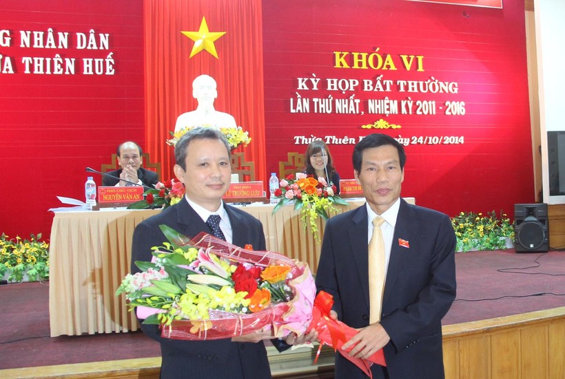 Ông Nguyễn Ngọc Thiện Bí thư Tỉnh ủy Thừa Thiên – Huế (bìa phải) tặng hoa chúc mừng ông Lê Trường Lưu được bầu giữ chức Chủ tịch HĐND tỉnh.