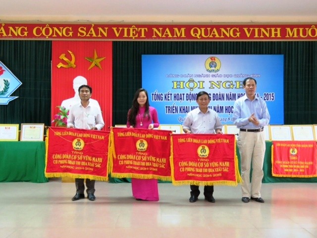 Đồng chí Nguyễn Xuân Thạch trao cờ thi đua của Tổng LĐLĐVN cho các công đoàn cơ sở có thành tích xuất sắc.