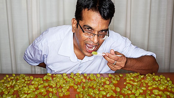 Upadhyaya có thể ăn 73 quả nho như thế này trong 1 phút.