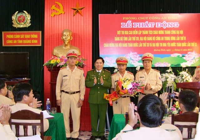 Đồng chí Trần Minh Thùy – Phó Giám đốc Công an tỉnh Quảng Bình trao thưởng nóng cho tổ tuần tra, Phòng Cảnh sát giao thông, Công an tỉnh