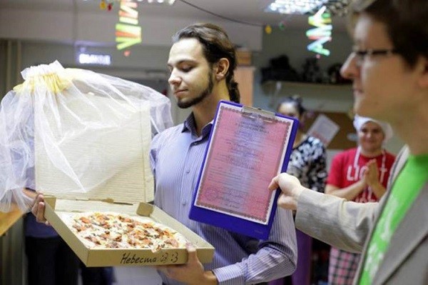 Chàng thanh niên kết hôn với… bánh  pizza.