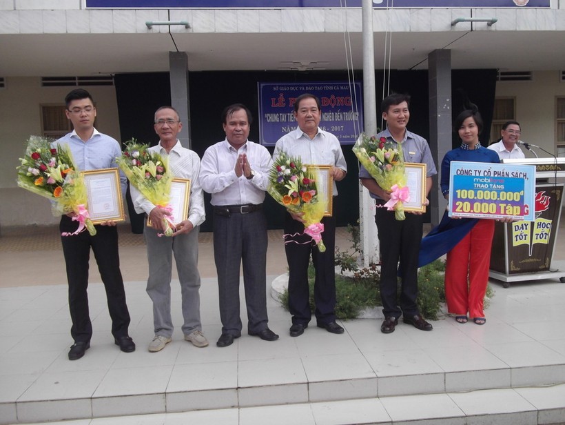 Giám đốc Sở GD- ĐT Cà Mau Nguyễn Minh Luân tặng hoa và Thư cảm ơn cho các nhà tài trợ