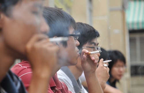 Khói thuốc lá vẫn tràn ngập  nơi công cộng