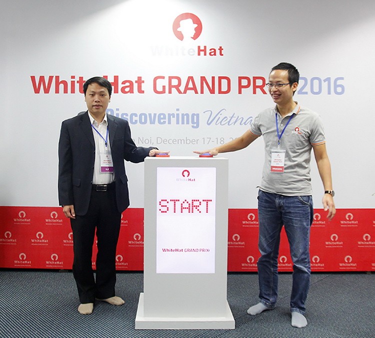 Ông Nguyễn Huy Dũng (đứng bên trái) và ông Ngô Tuấn Anh nhấn nút mở đề WhiteHat Grand Prix 2016