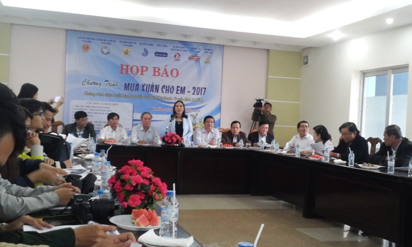 Bà Nguyễn Thị Hiền – Chủ tịch Hội nạn nhân chất độc da cam/dioxin Đà Nẵng phát biểu tại buổi họp báo.
