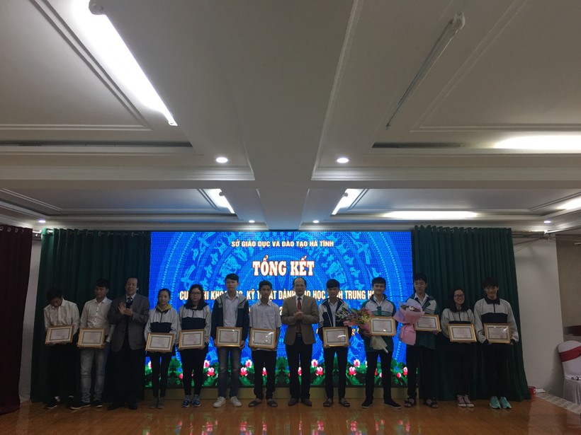  Các học sinh đạt giải Nhất tại cuộc thi Khoa học kỹ thuật cấp tỉnh Hà Tĩnh năm học 2016-2017.