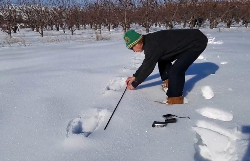 Paul Graves đo dấu chân bí ẩn trên tuyết
