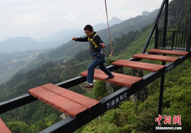 Cây cầu mạo hiểm nhất Trung Quốc tại tỉnh Trùng Khánh.