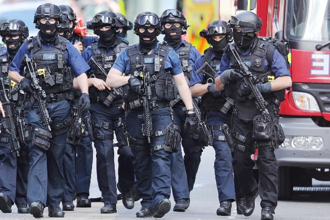Lực lượng chống khủng bố Anh ở khu vực cầu London

