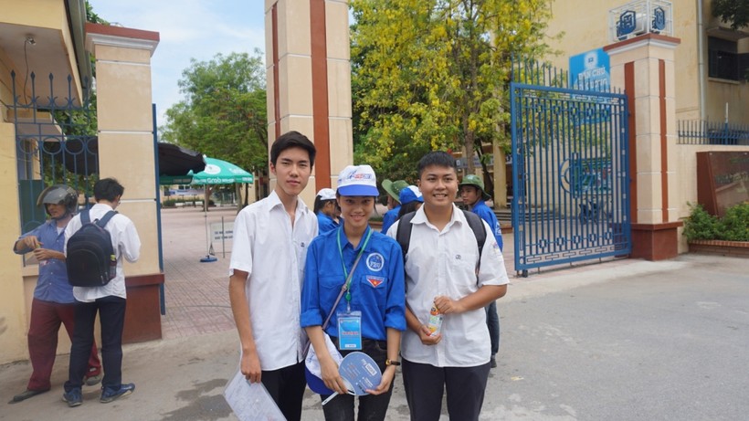 Thí sinh dự thi tại điểm thi THPT quận Tây Hồ (Hà Nội) vui vẻ chụp ảnh lưu niệm cùng sinh viên tình nguyện sau khi hoàn thiện các thủ tục 