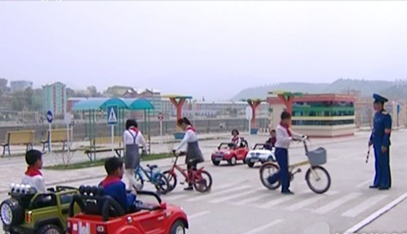 Học sinh thực hành trong một công viên giao thông tại Bình Nhưỡng