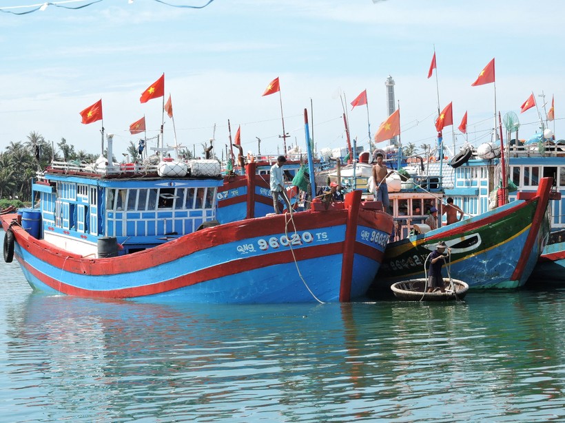 Tàu cá của ngư dân Lý Sơn đang khai thác hải sản tại ngư trường Hoàng sa chạy về đảo tránh trú.