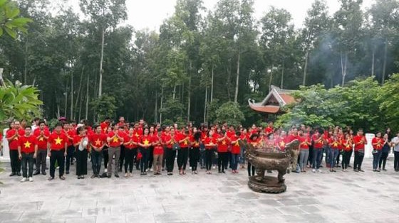 Các học viên tham gia buổi tập huấn đã dâng hương báo công lên Bác tại nhà tưởng niệm Bác Hồ ở khu di tích lịch sử K9