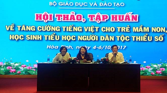 Bà Nguyễn Thị Nghĩa, Thứ trưởng Bộ GD&ĐT cùng lãnh đạo Vụ Giáo dục Mầm Non và Lãnh đạo Vụ Giáo dục Tiểu học (Bộ GD&ĐT) cùng chỉ đạo Hội thảo.

