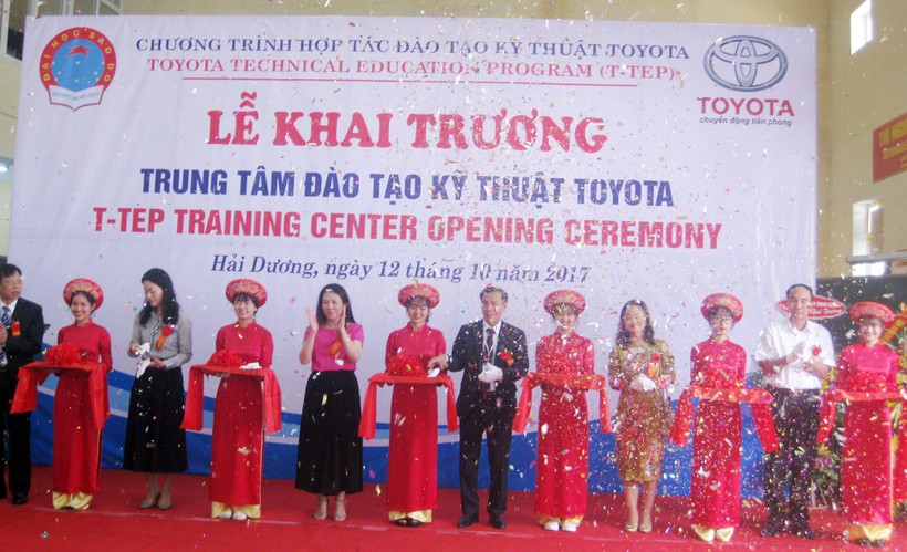 Đại diện Bộ Công thương, Tỉnh Hải Dương, Công ty Toyota Việt Nam và trường ĐH Sao Đỏ cắt băng khai trương trung tâm đào tạo Toyota tại trường ĐH Sao Đỏ