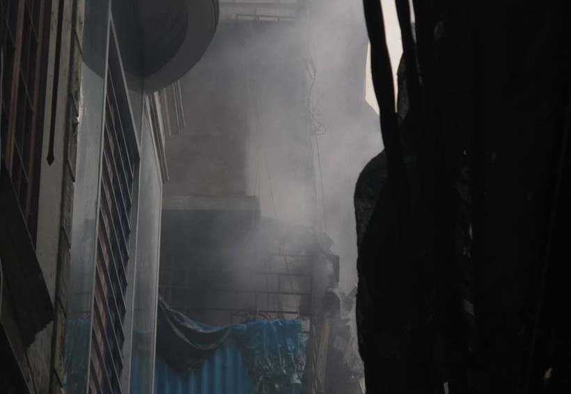 Hà Nội: Ngôi nhà 3 tầng bốc cháy ngùn ngụt