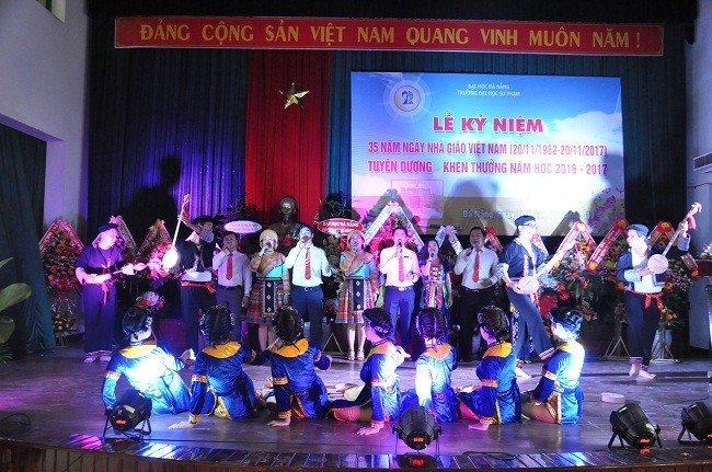 Lễ kỷ niệm 35 năm Ngày Nhà giáo Việt Nam diễn ra trang trọng, ấm áp.