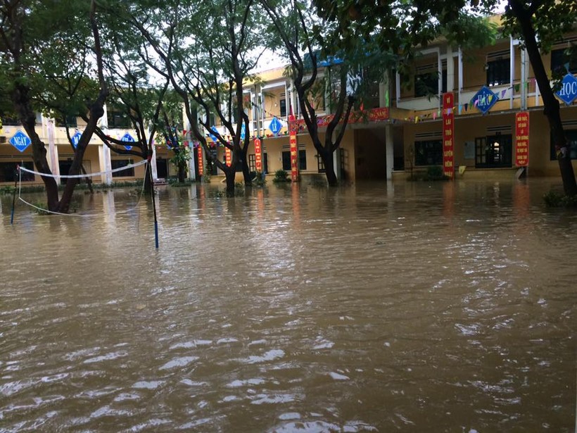Đến trưa nay nhiều trường học trên địa bàn huyện Hòa Vang, TP Đà Nẵng đã bị ngập nước.