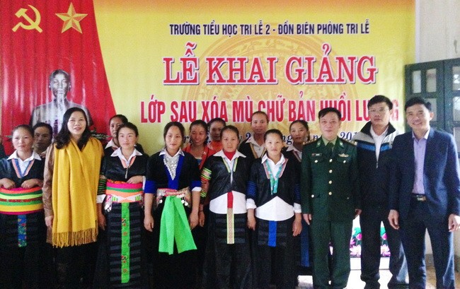 Lễ khai giảng lớp sau xóa mù cho bà con người Mông tại bản Huồi Luông, xã Tri Lễ, huyện Quế Phong, Nghệ An

