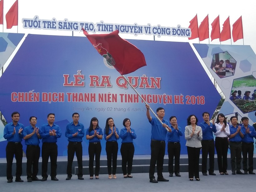 Bà Trương Thị Mai, Ủy viên Bộ Chính trị, Bí thư Trung ương Đảng, Trưởng ban Dân vận Trung ương, trao cờ cho anh Lê Quốc Phong, Bí thư thứ nhất Trung ương Đoàn tại buổi lễ ra quân