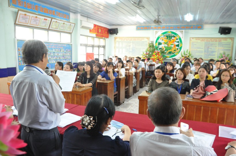  Cán bộ coi thi nghe phổ biến, quán triệt nhiệm vụ tại điểm thi Trường THPT Hùng Vương.