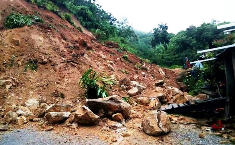 Quốc lộ 15C đi huyện Mường Lát (Thanh Hóa) đang bị sạt lở nghiêm trọng.