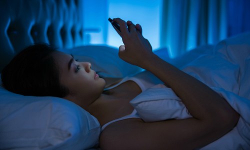 Lưu ý bảo vệ mắt khi sử dụng điện thoại trước lúc ngủ 