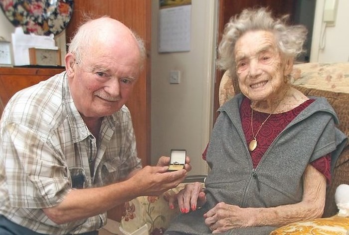 Cụ bà 100 tuổi quyết định kết hôn với tình trẻ sau 30 năm sống thử