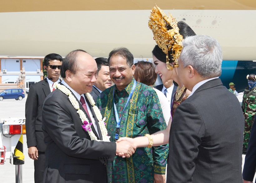 Đại diện Indonesia đón Thủ tướng tại sân bay Ngurah Rai Bali chiều 11/10