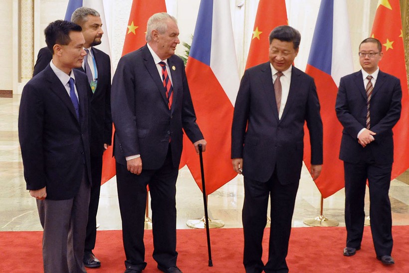 Diệp Giản Minh (ngoài cùng bên trái) có mặt trong cuộc gặp gỡ của Chủ tịch Trung Quốc Tập Cận Bình với Tổng thống Cộng hòa Séc Milos Zeman tại Đại lễ đường Nhân dân ở Bắc Kinh tháng 9/2015